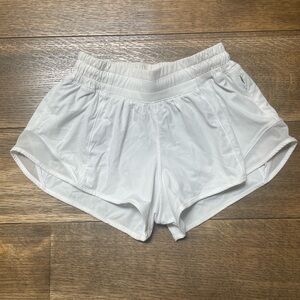 Lululemon hottie hot size 2 shorts 2.5 inch rise white excellent